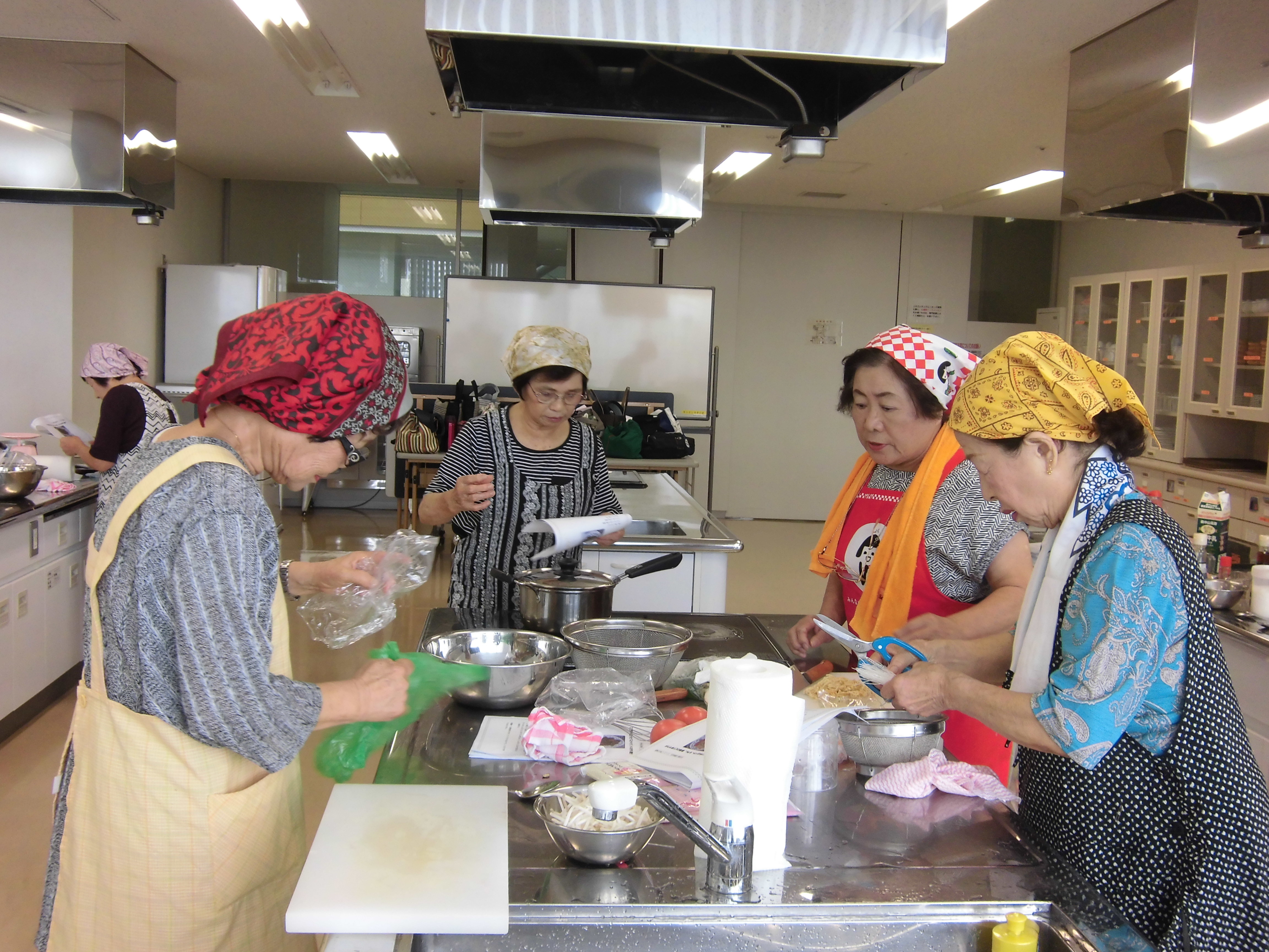 Ｐ14左上　0929通信員(土合西)女性部料理教室　完成