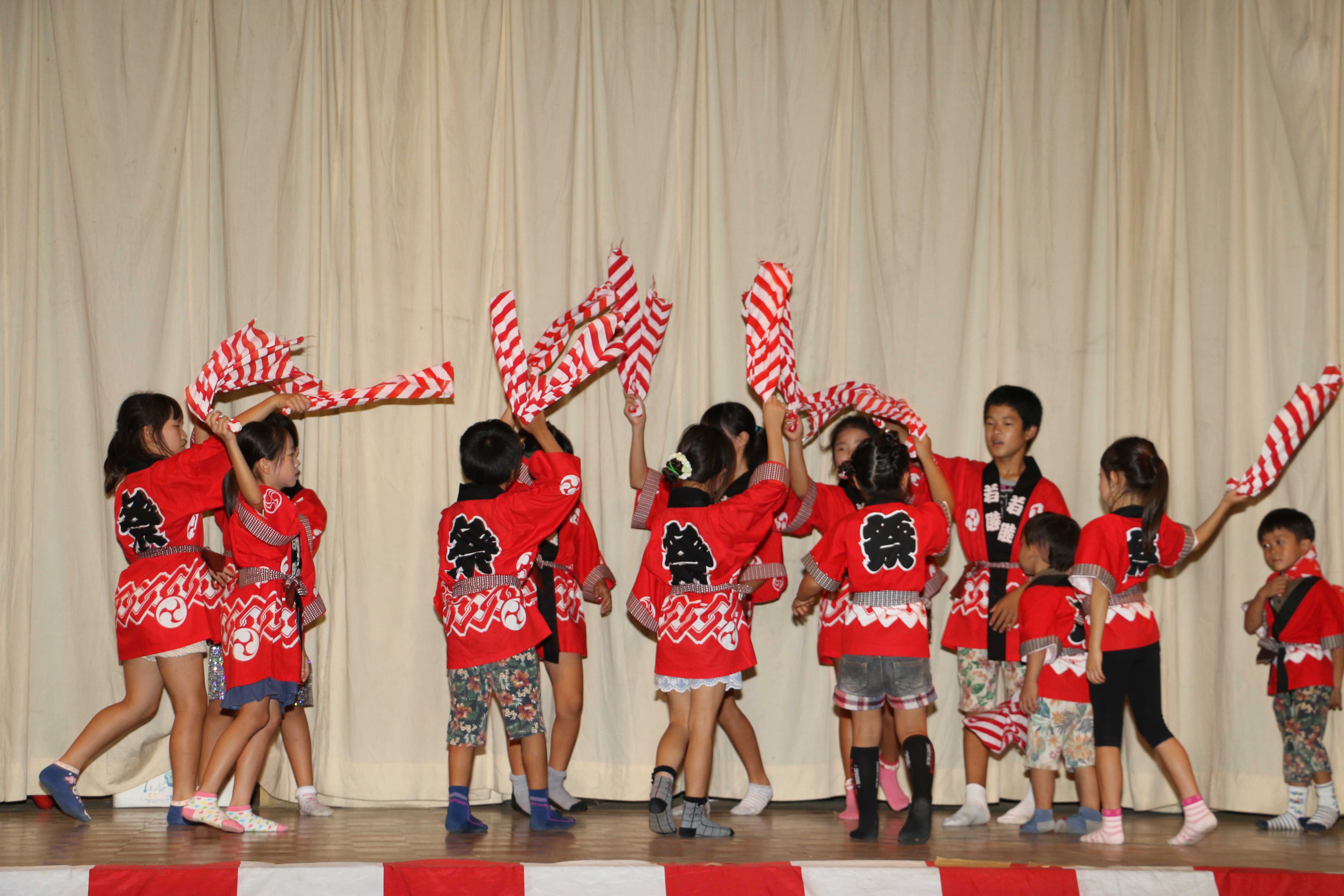 Ｐ14左上　通信員（川田谷支店)川田谷諏訪神社で子ども万作踊りを奉納