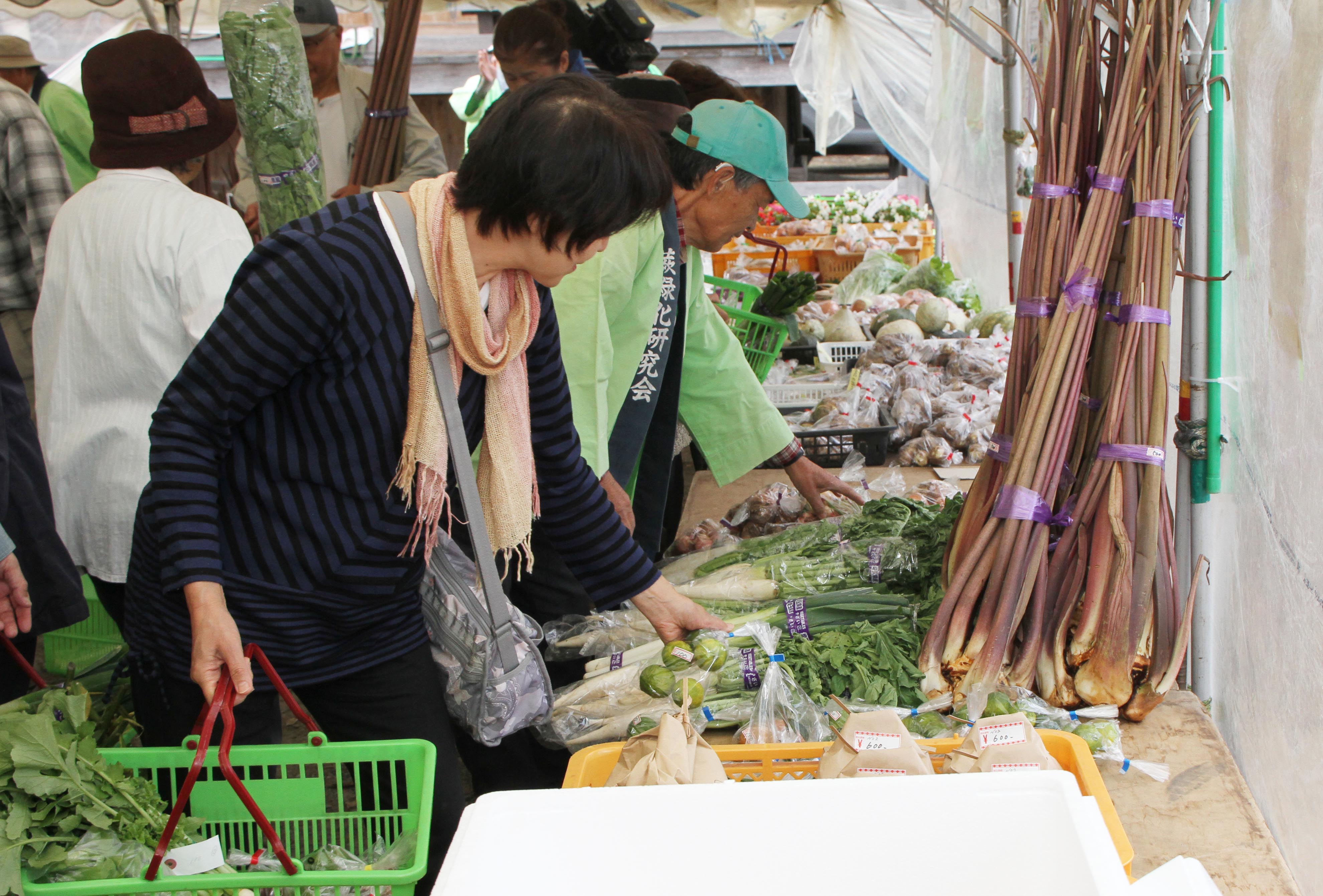 地場産求めにぎわう（蕨支店）