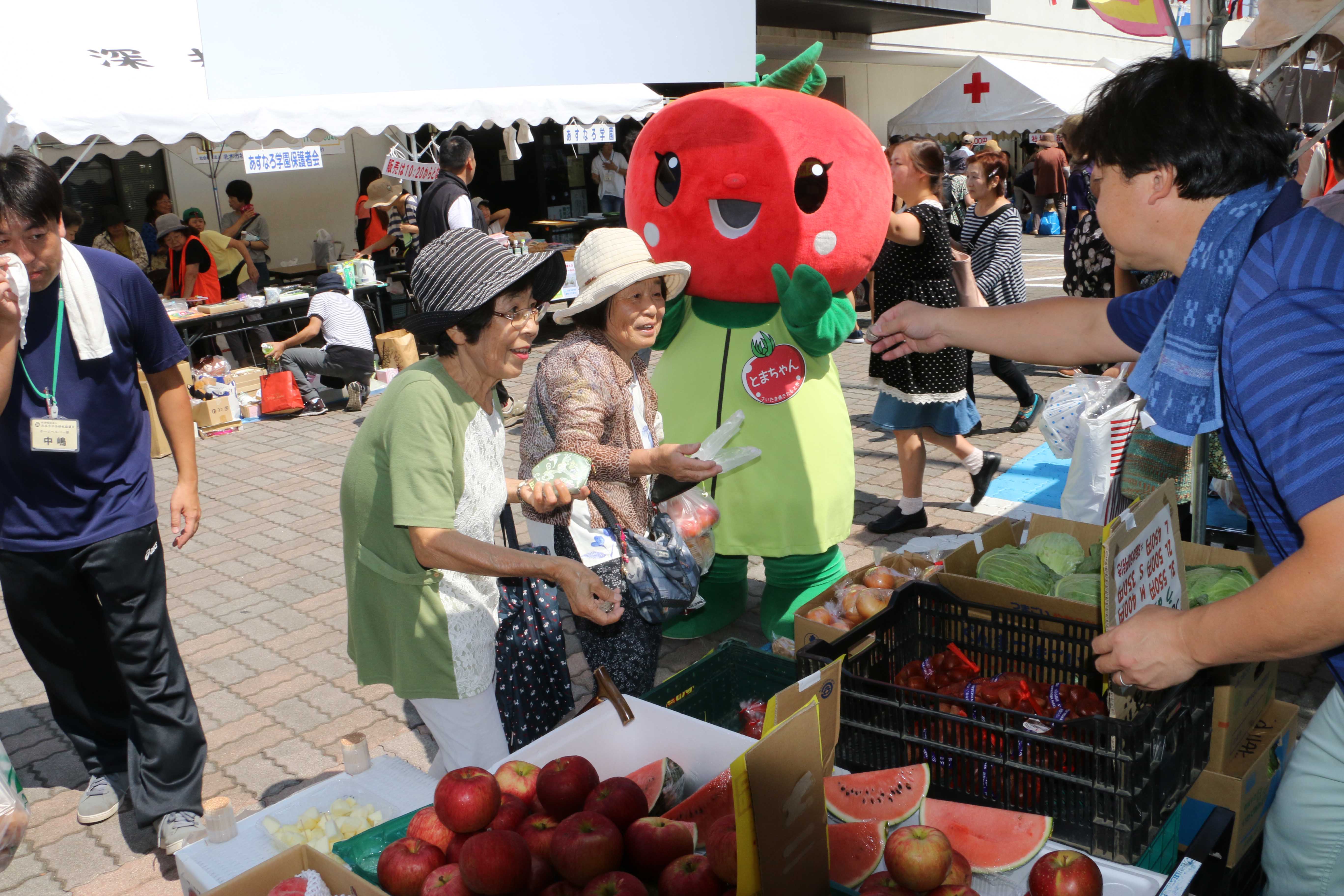 地元新鮮農産物を販売（地場物産館桜国屋）