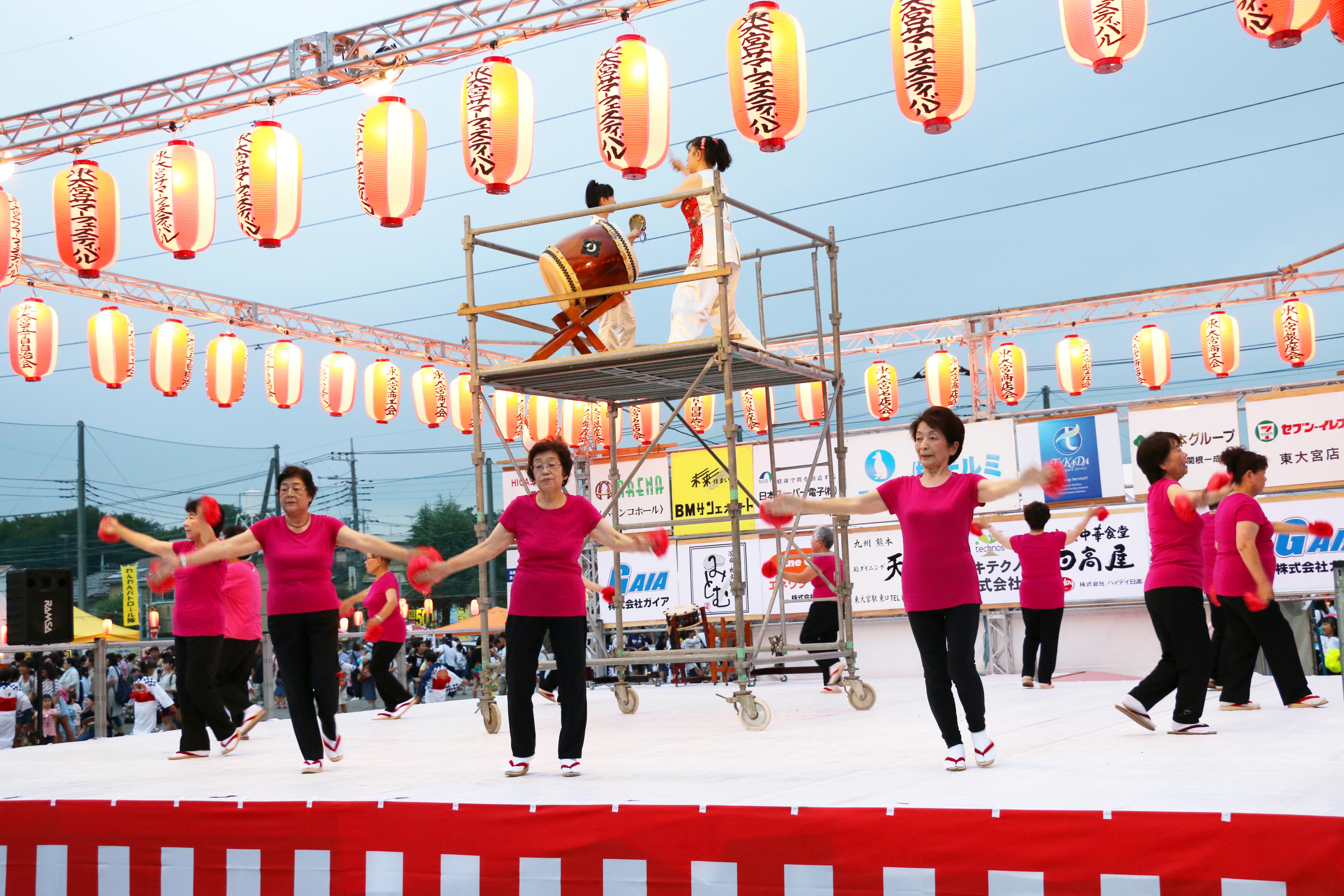 地元まつりで「東大宮音頭」を踊る（東大宮支店）