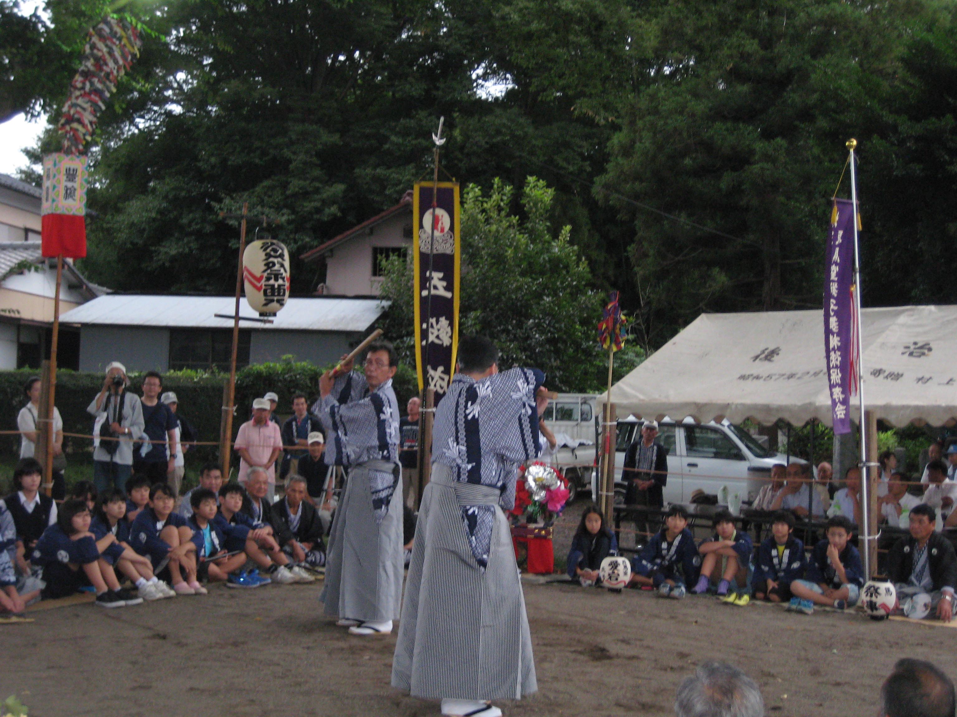 Ｐ15右下　通信員（鴻巣支店)原馬室の獅子舞棒術、祭典ささら