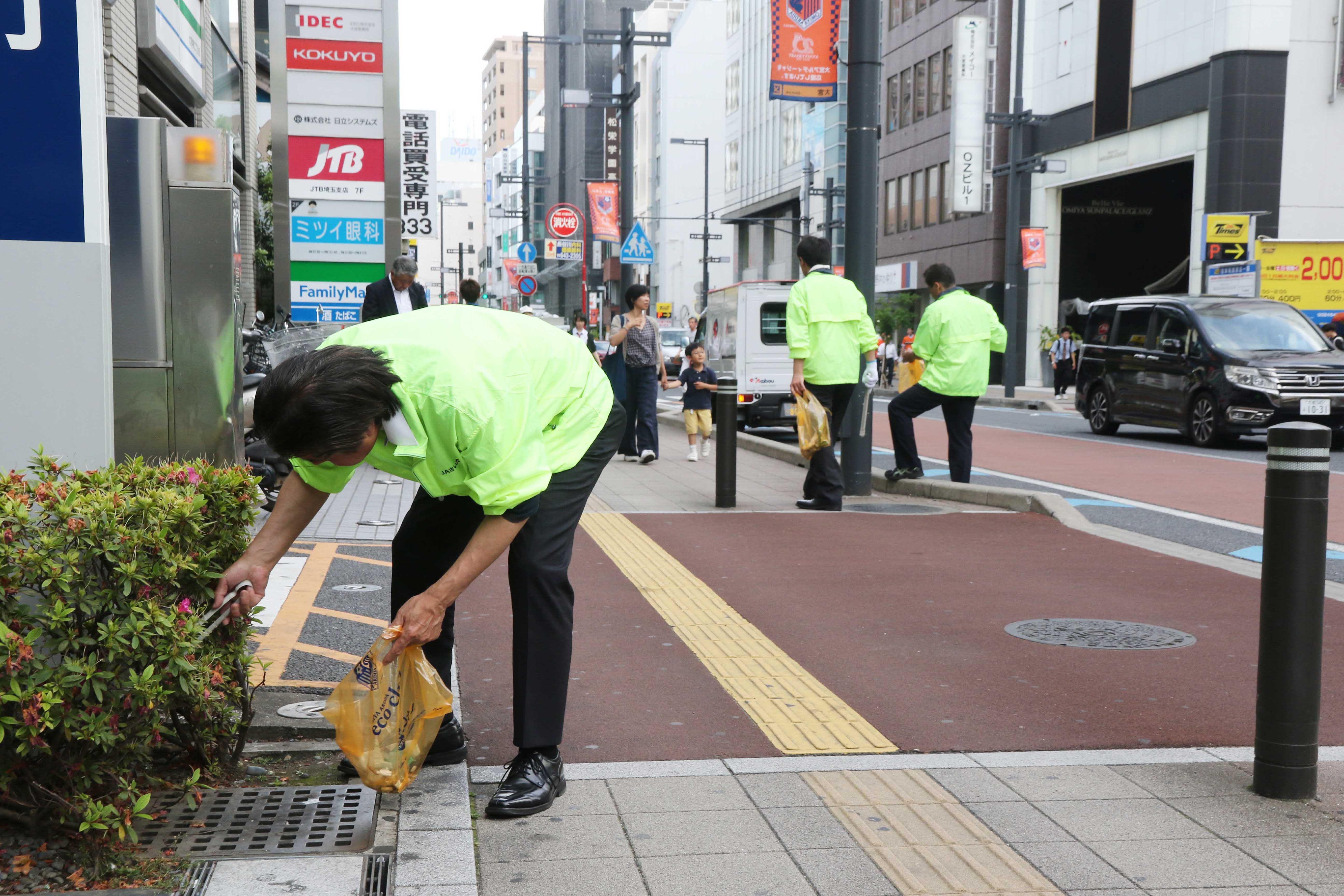 大宮駅周辺を清掃（経営改善課）