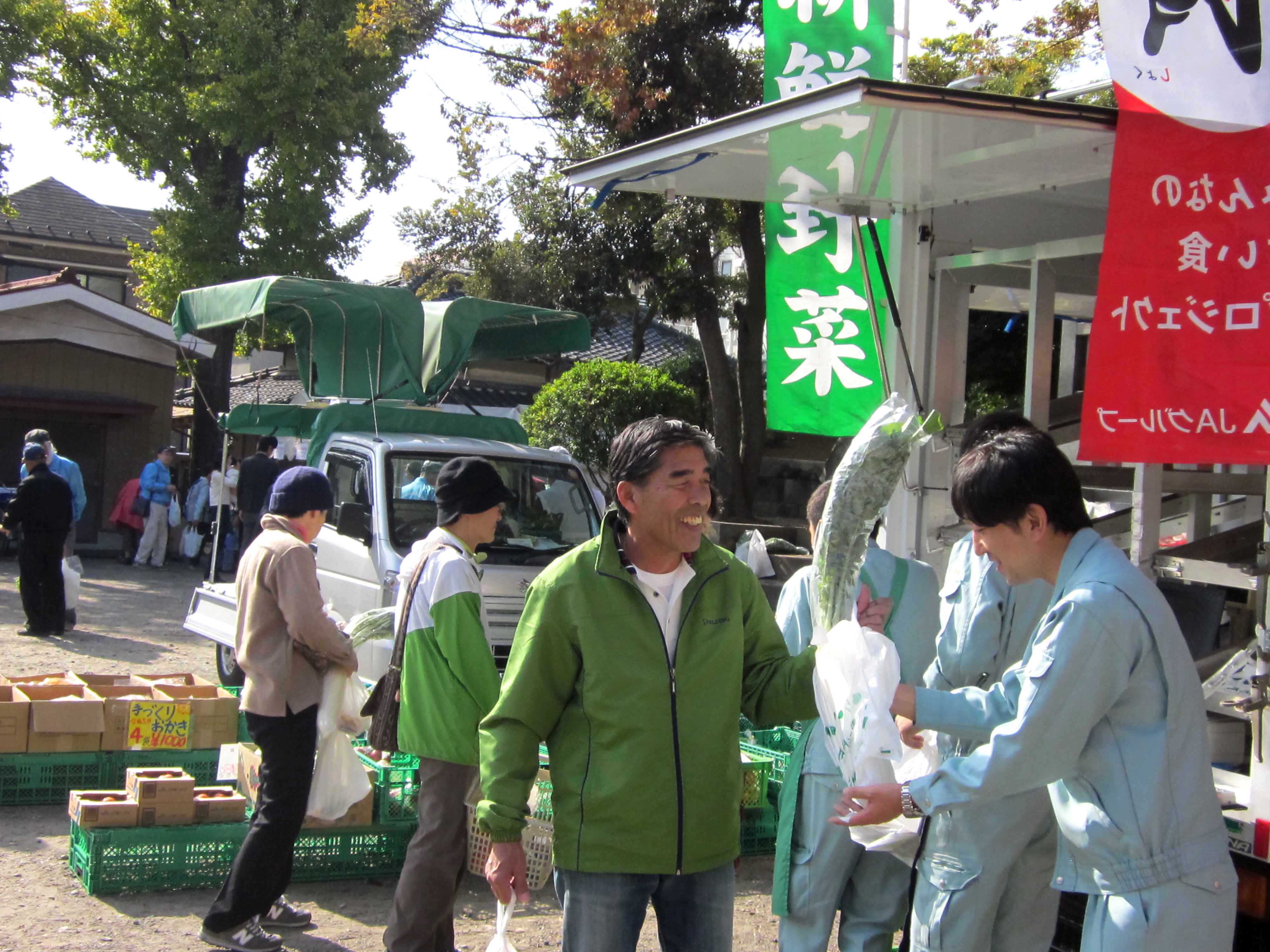 七五三祈願祭で地元産の野菜を販売（谷塚支店）