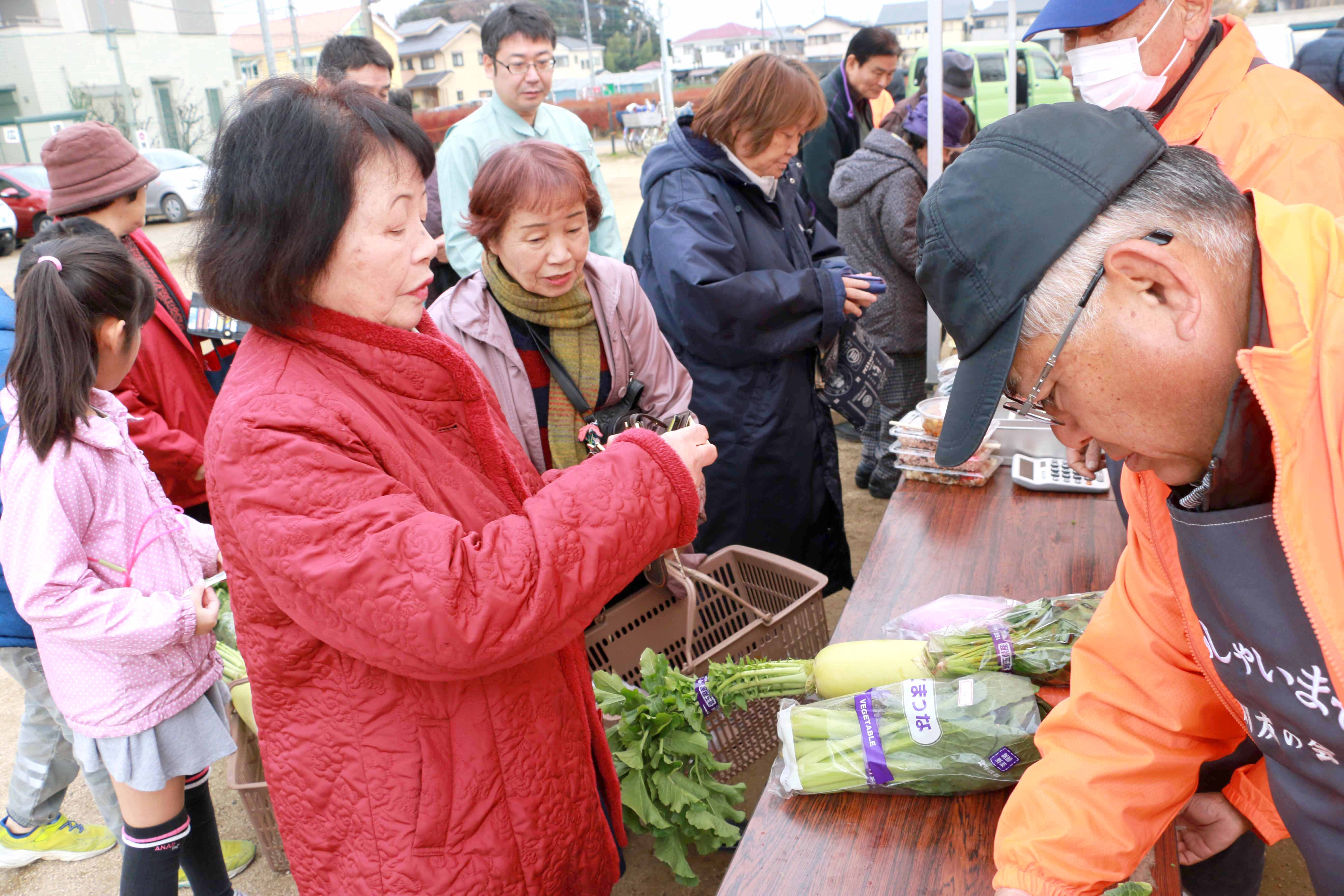 歳末恒例の朝市開催（片柳支店）