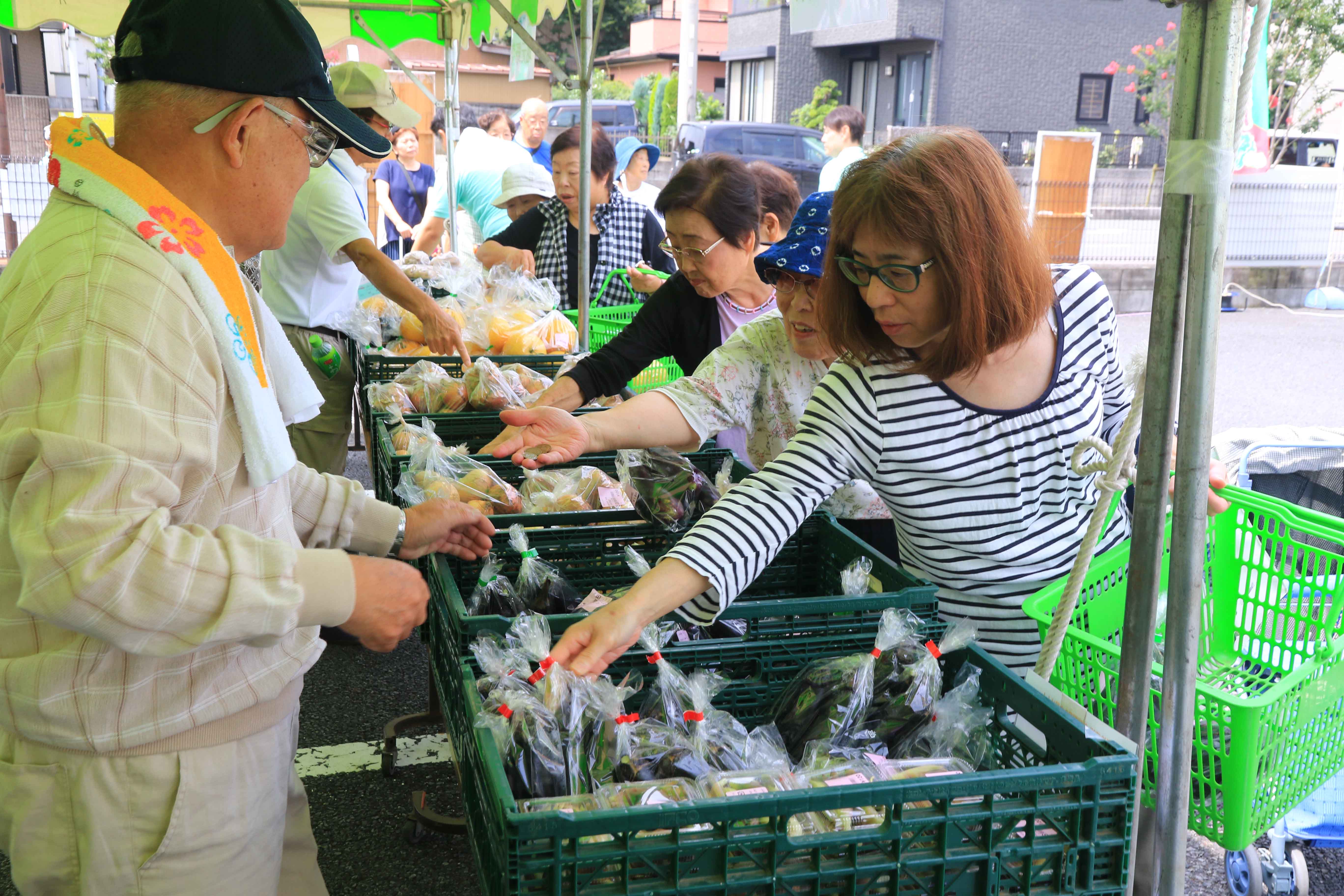 青空市が大好評（鳩ヶ谷支店：川口市）