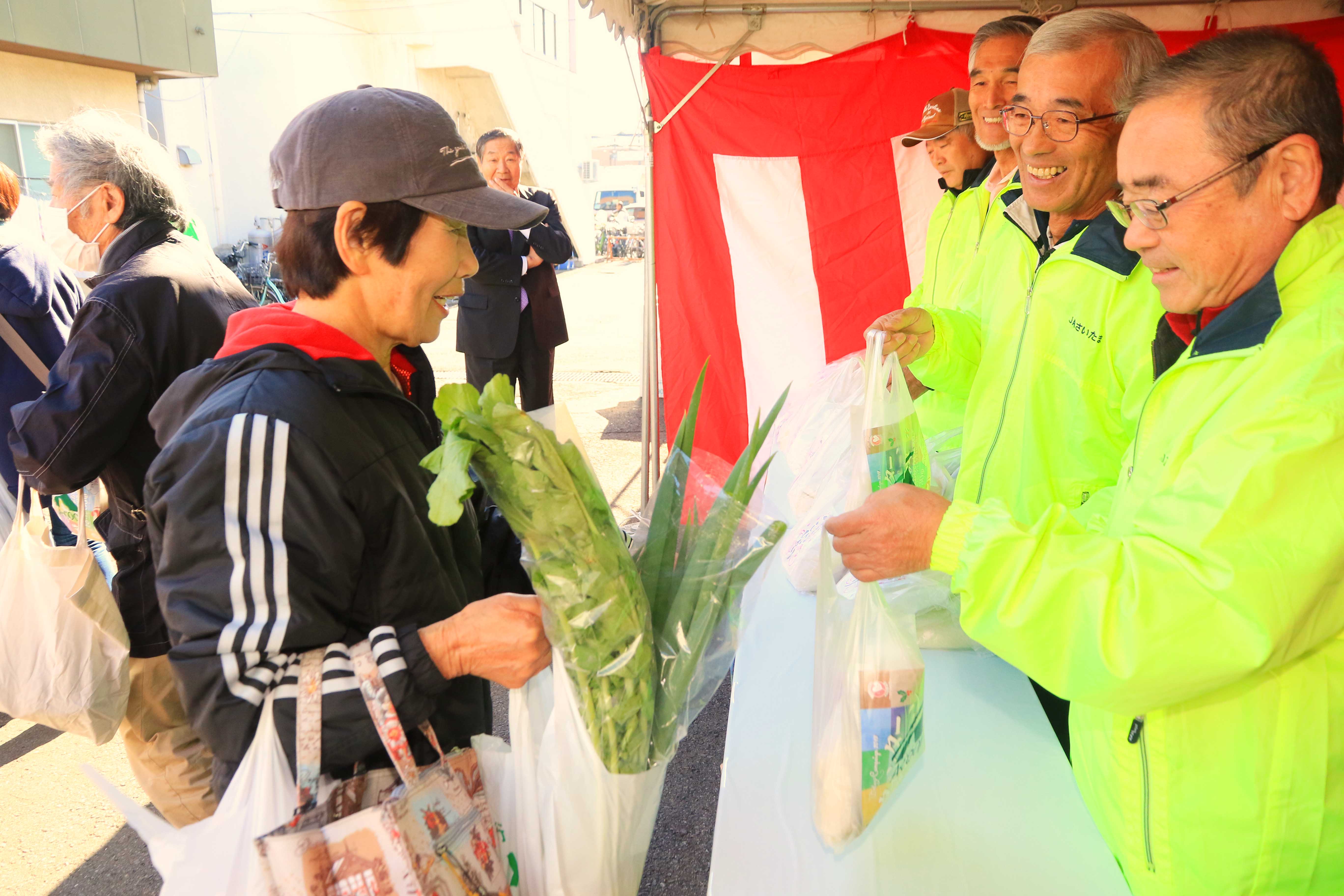 来場者へお米をプレゼント（神根支店：川口市）