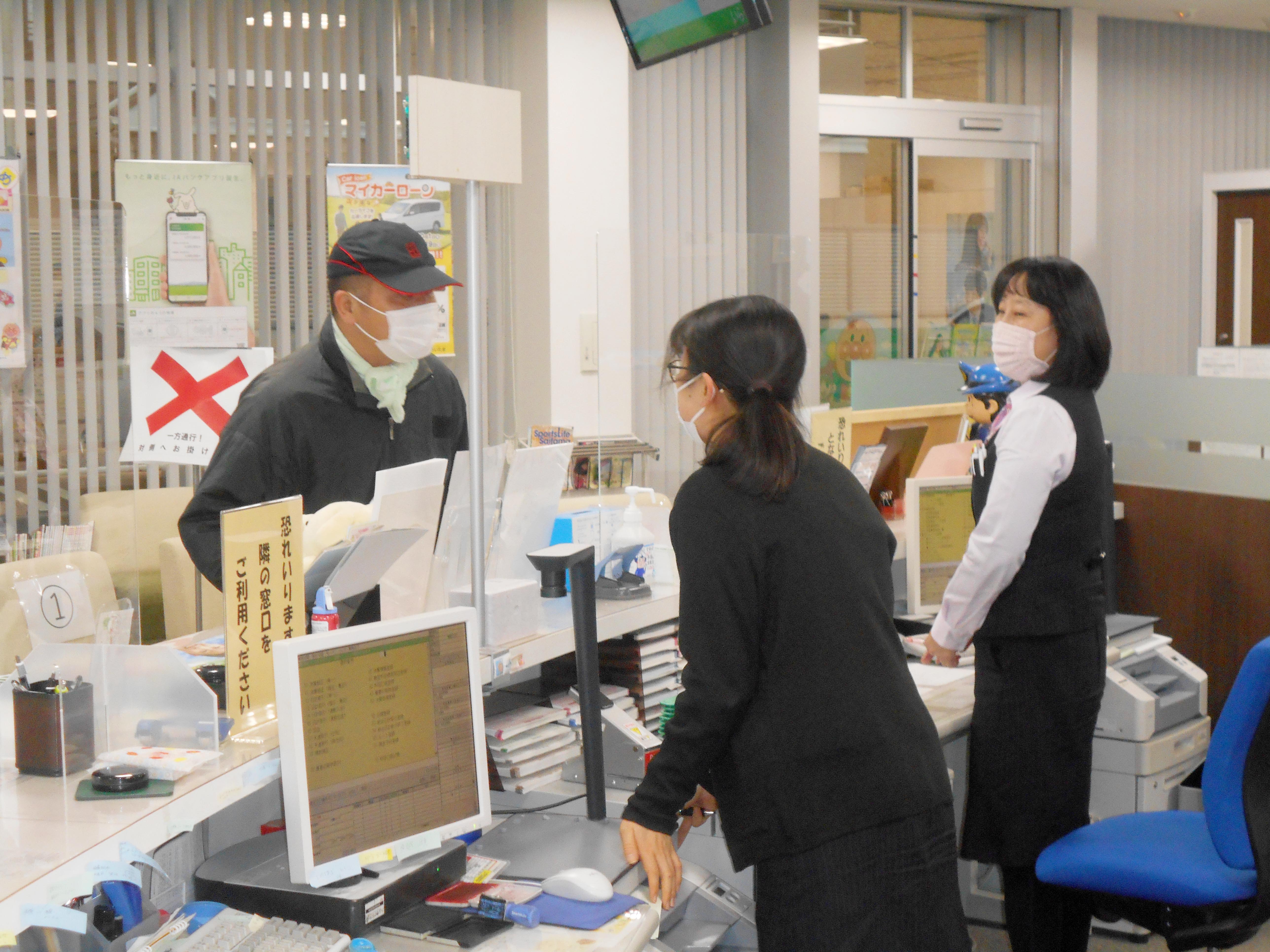 緊張感漂う防犯訓練（尾間木支店：さいたま市）