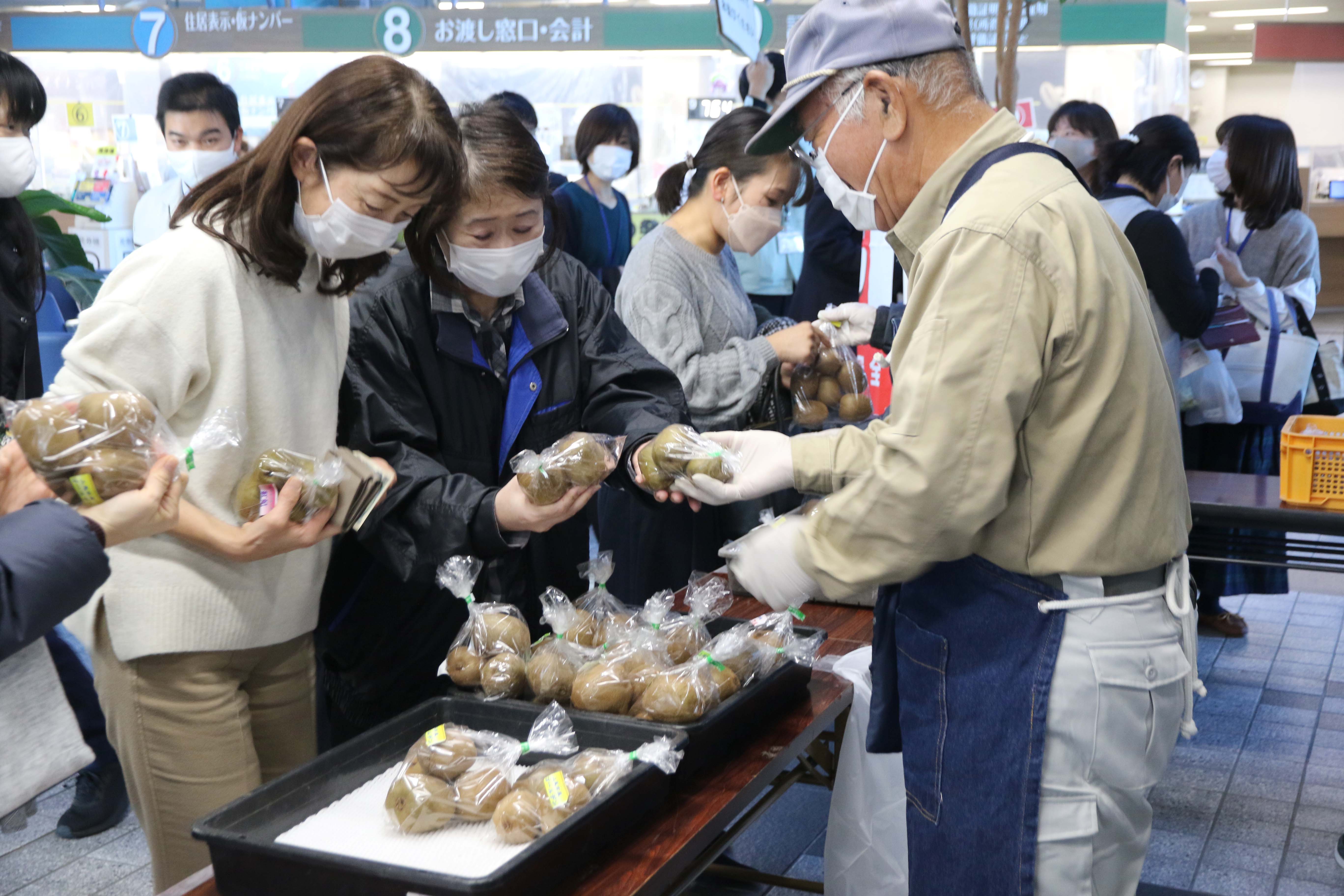 市役所で特産キウイ直売（上平支店：上尾市）