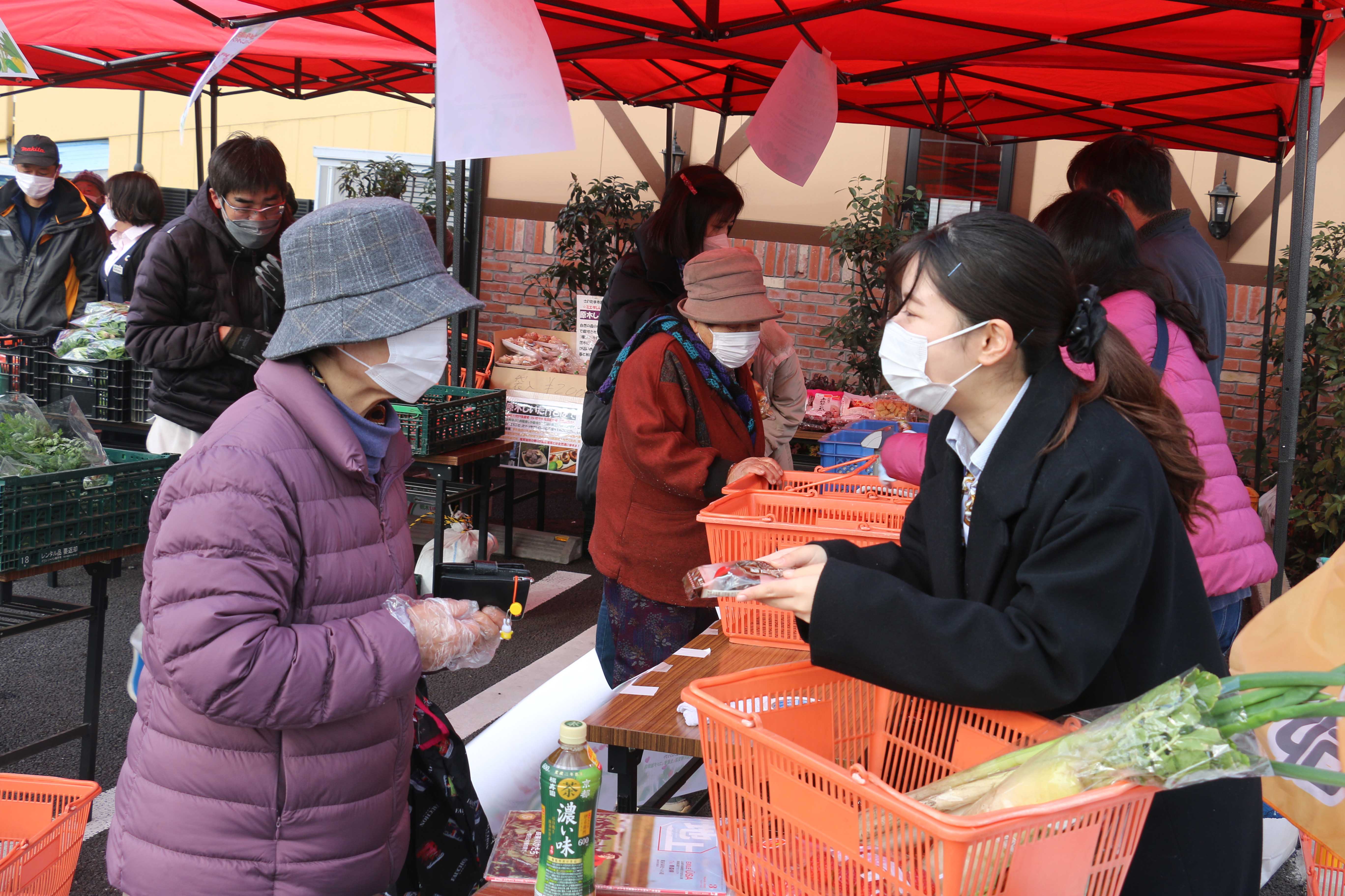 買い物客にチョコをプレゼント（片柳支店：さいたま市）