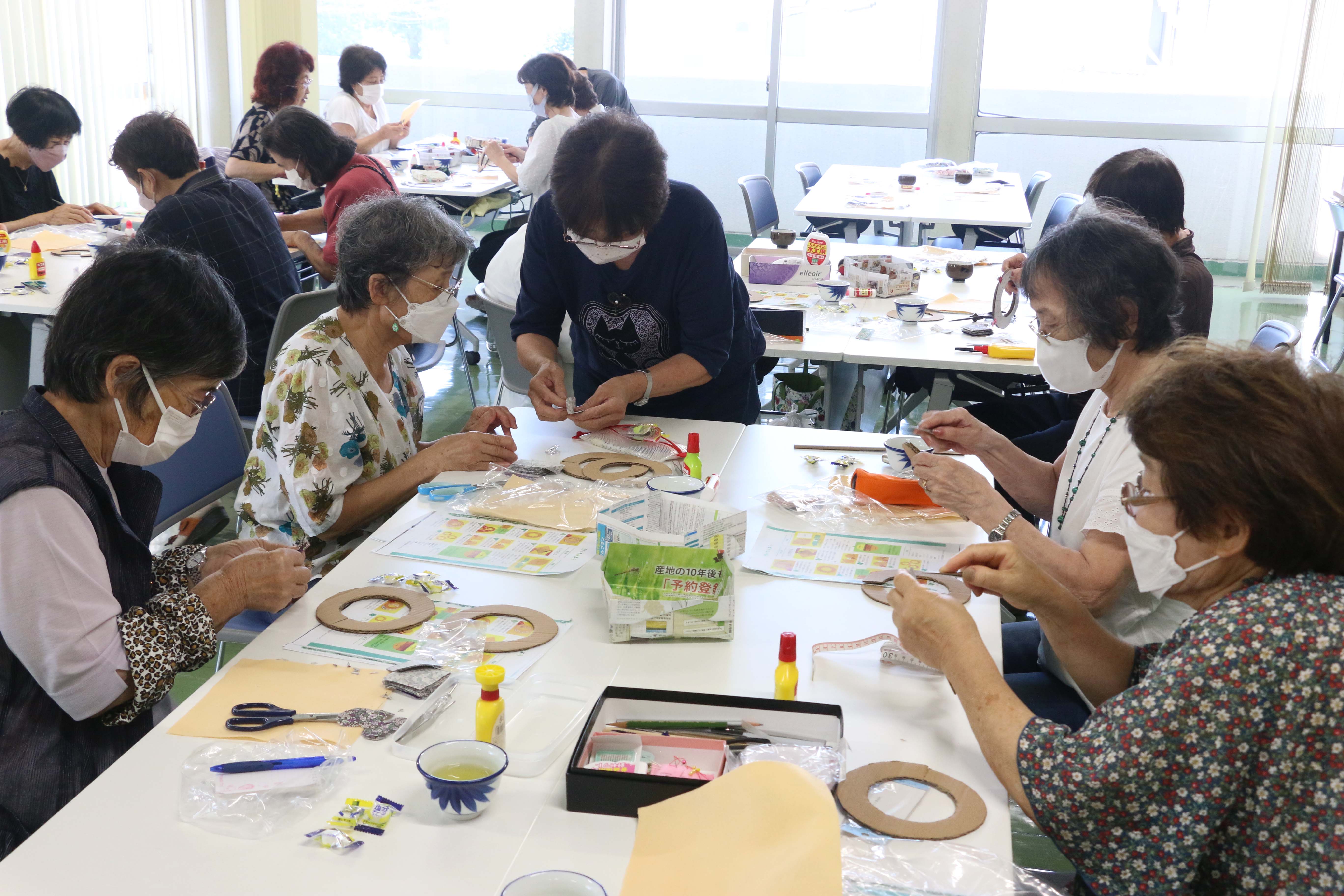 カラフルな布のリースが完成（日進支店：さいたま市）