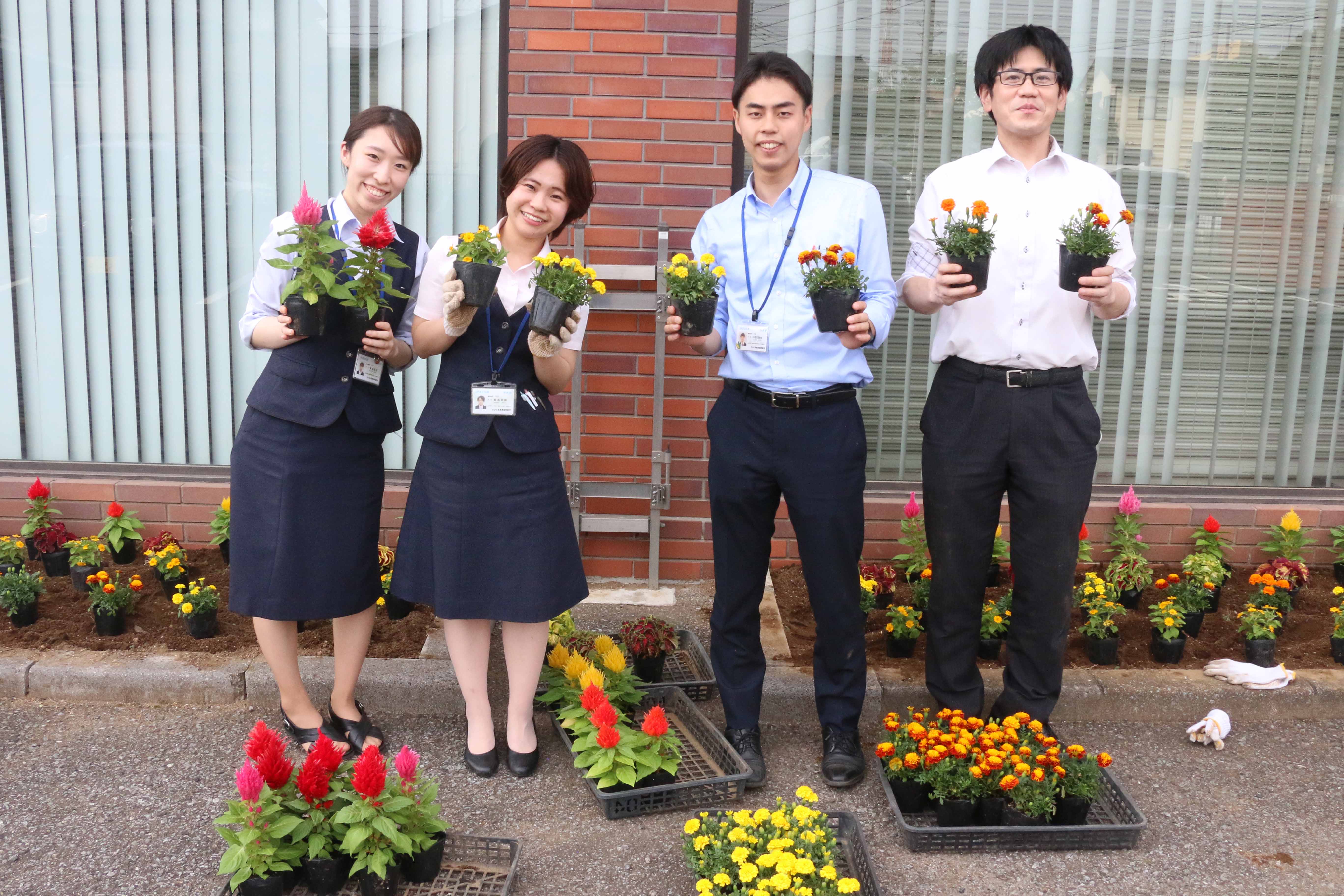 支店の花壇に花を植え付け（神根支店：川口市）