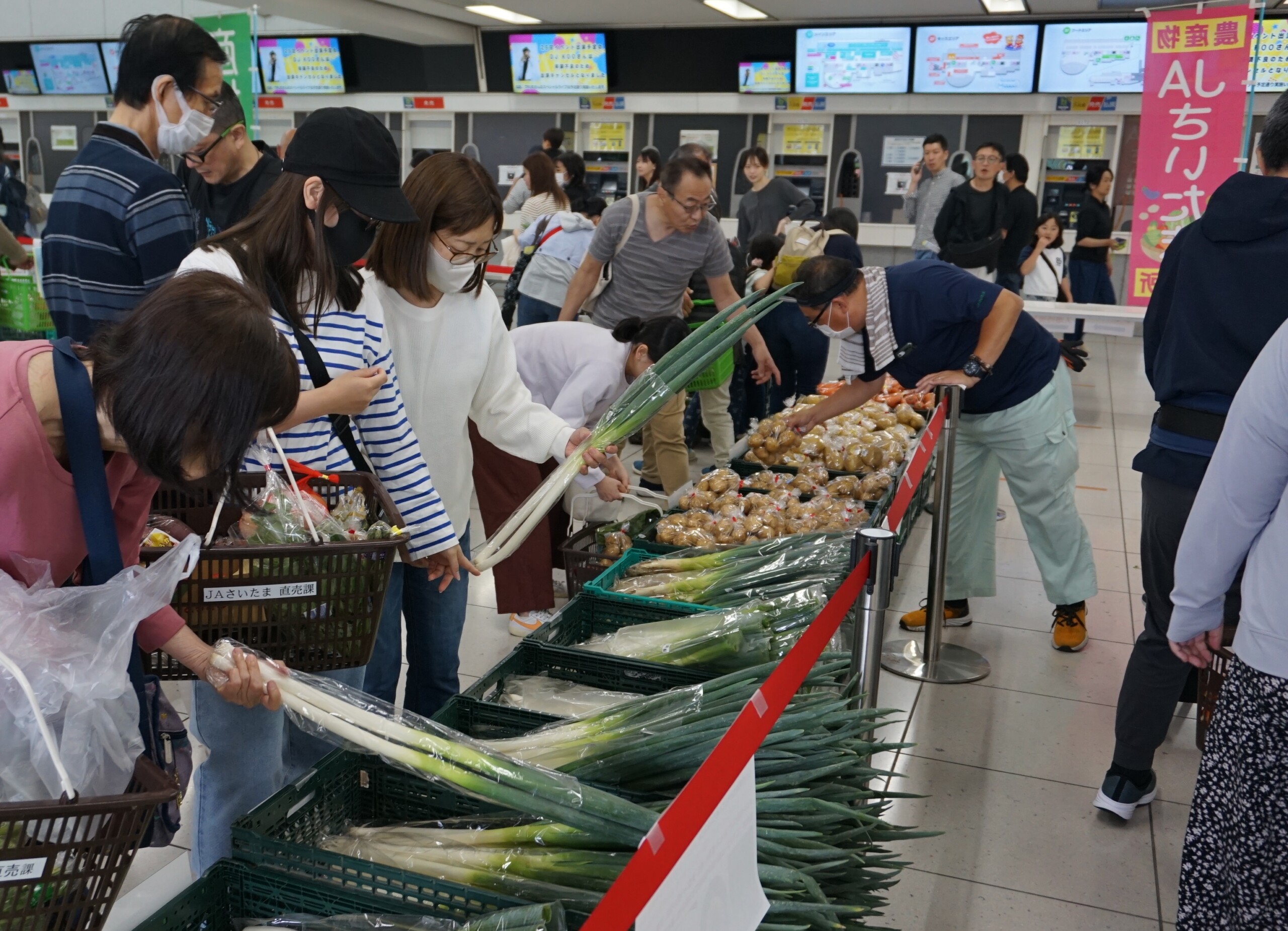 地元産農産物を求め、大行列！（南部総合管理課：川口市）